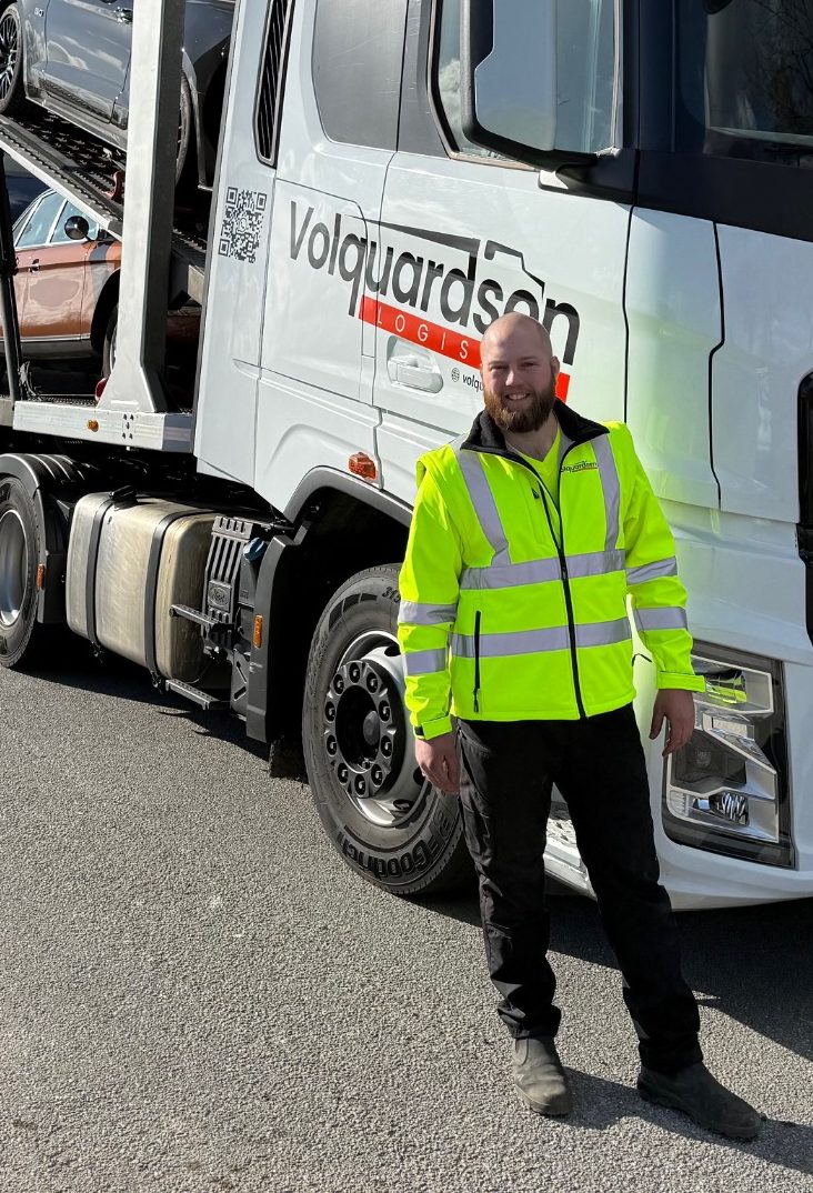 Nahne Volquardsen vor dem Fahrzeugtransporter Nahne Volquardsen vor dem Fahrzeugtransporter